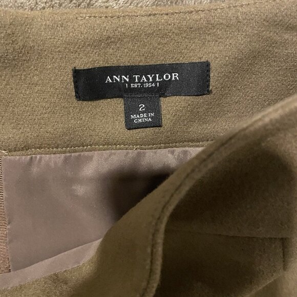 Women's Ann Taylor Brown Pencil Skirt Size 2 Wool Blend Lined Back Zip Knee - Picture 2 of 5